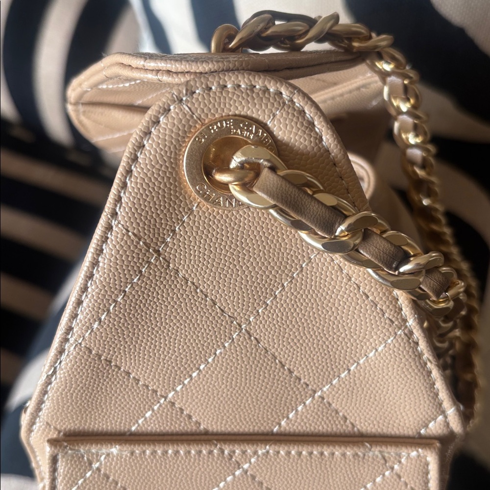 Chic Beige Quilted Shoulder Bag with Gold Chain Strap 25 CC - Picture 5 of 11